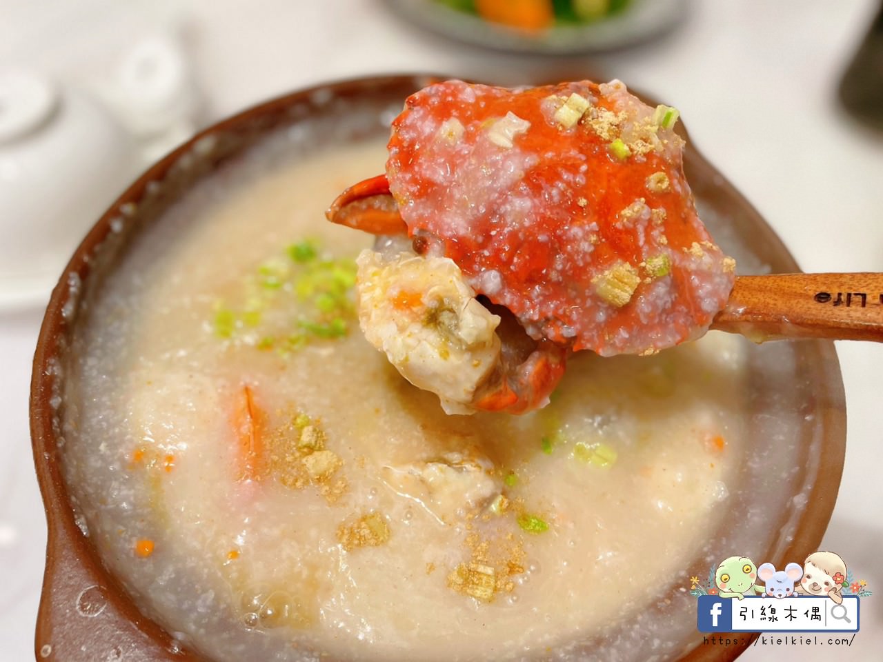 【嘉義美食】六上米砂鍋粥-深夜煨粥解酒暖，秘藏堅果醬入粥，紅蟳蟹膏飽豔鮮，綿密品嚐粥食柔。1