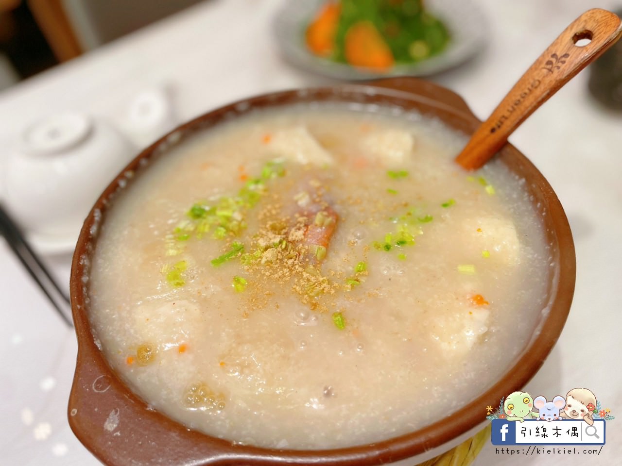 【嘉義美食】六上米砂鍋粥-深夜煨粥解酒暖，秘藏堅果醬入粥，紅蟳蟹膏飽豔鮮，綿密品嚐粥食柔。1