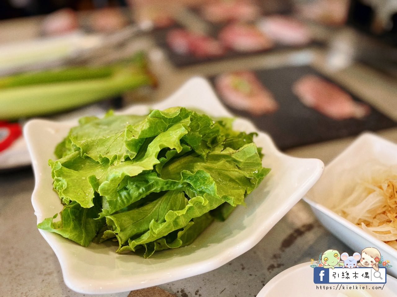 【嘉義美食】野赤燒肉吃到飽-500元起爽吃肉滿酒酣飽時光，炭火原肉現切香，海陸食材豐富全，飲料冰淇淋暢無限，QR點餐機器人科技送。