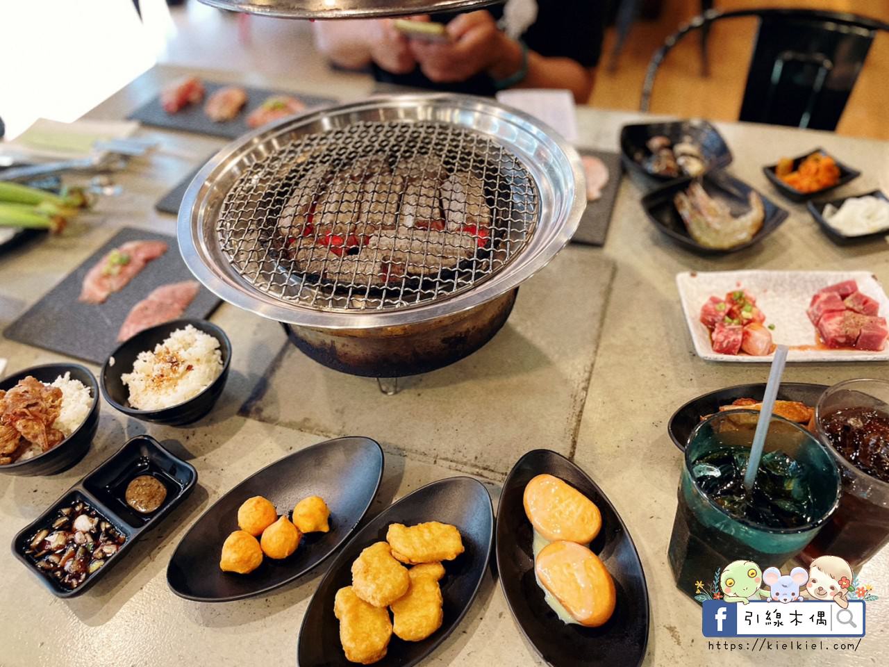 【嘉義美食】野赤燒肉吃到飽-500元起爽吃肉滿酒酣飽時光，炭火原肉現切香，海陸食材豐富全，飲料冰淇淋暢無限，QR點餐機器人科技送。