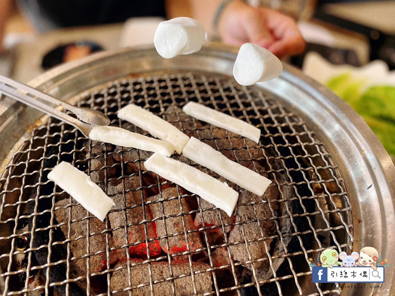 【嘉義美食】野赤燒肉吃到飽-500元起爽吃肉滿酒酣飽時光，炭火原肉現切香，海陸食材豐富全，飲料冰淇淋暢無限，QR點餐機器人科技送。