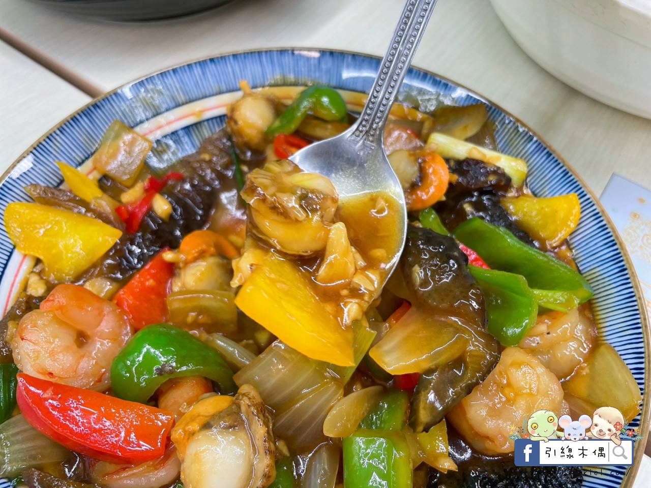 【嘉義美食】樂亞小食光-東石漁人碼頭必吃！爆滿鮮蚵滷肉飯百元吃，免費冰淇淋冰棒，全台首創珍珠鮮蚵，大盤直送極致品質烤蚵，冷氣舒適環境，親子友善寵物友善無障礙。