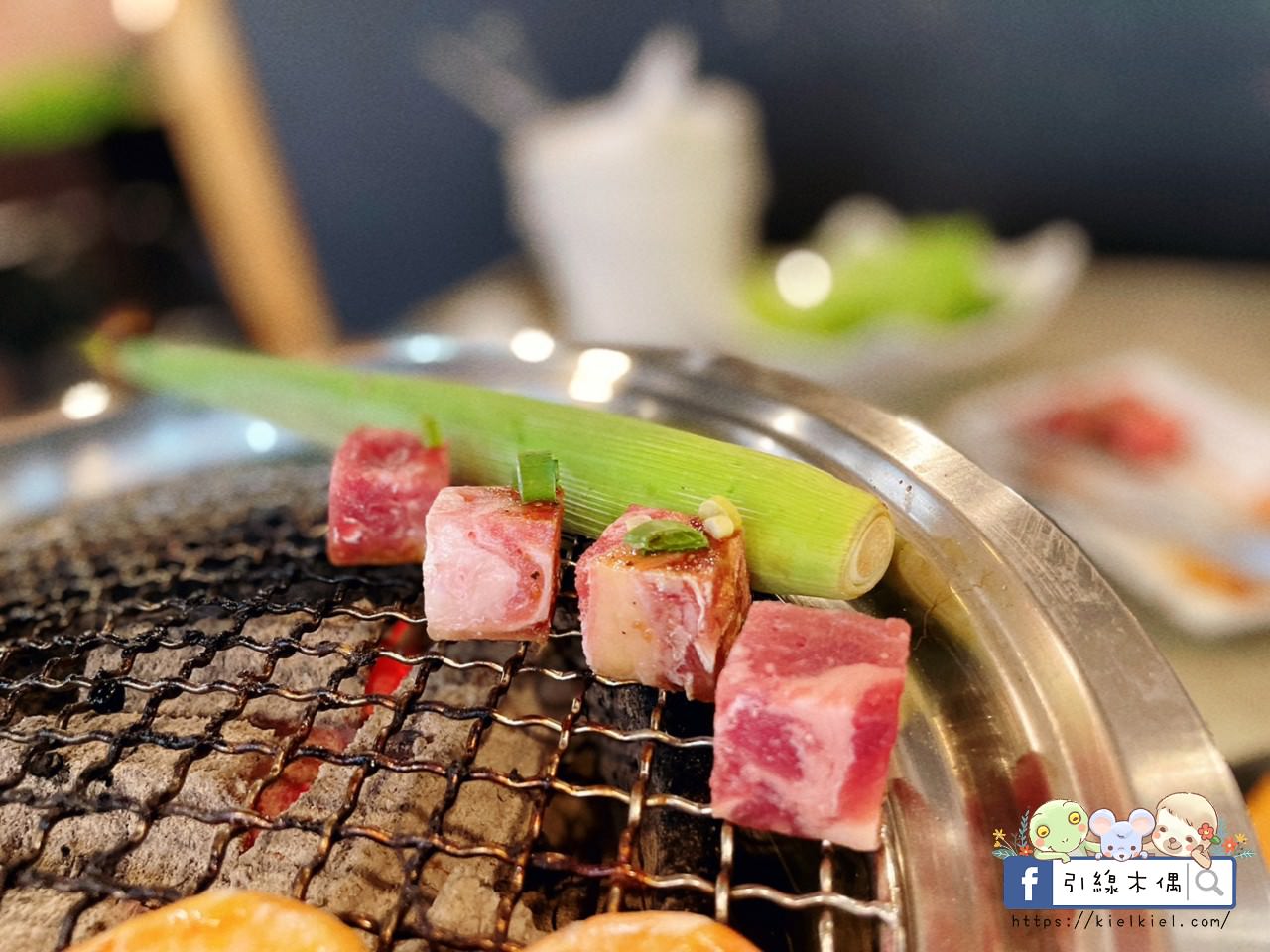 【嘉義美食】野赤燒肉吃到飽-500元起爽吃肉滿酒酣飽時光，炭火原肉現切香，海陸食材豐富全，飲料冰淇淋暢無限，QR點餐機器人科技送。