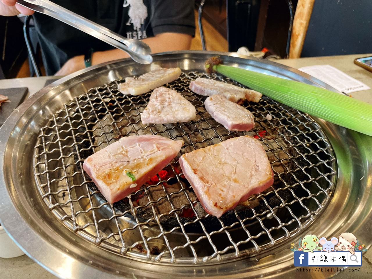 【嘉義美食】野赤燒肉吃到飽-500元起爽吃肉滿酒酣飽時光，炭火原肉現切香，海陸食材豐富全，飲料冰淇淋暢無限，QR點餐機器人科技送。
