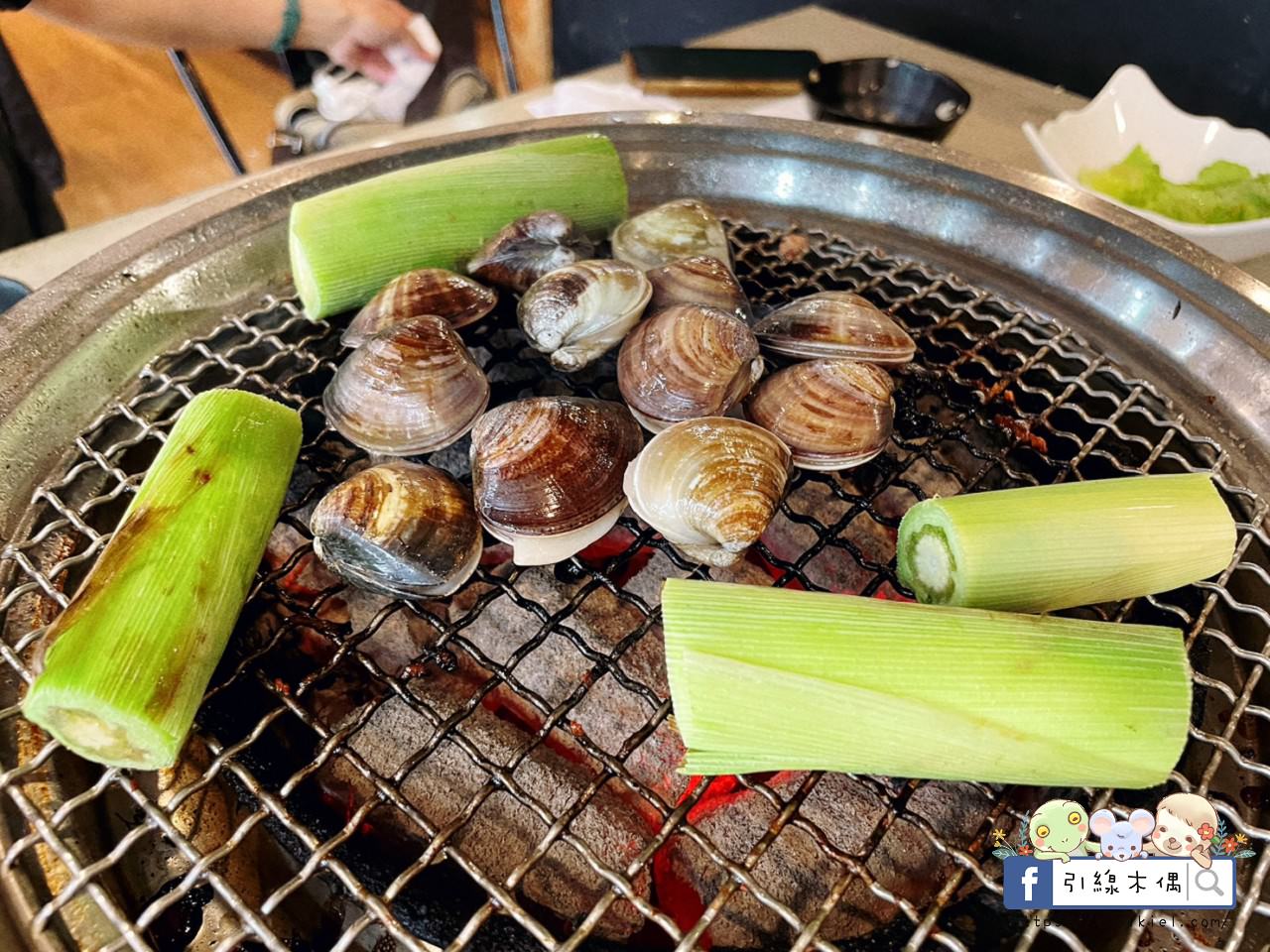 【嘉義美食】野赤燒肉吃到飽-500元起爽吃肉滿酒酣飽時光，炭火原肉現切香，海陸食材豐富全，飲料冰淇淋暢無限，QR點餐機器人科技送。
