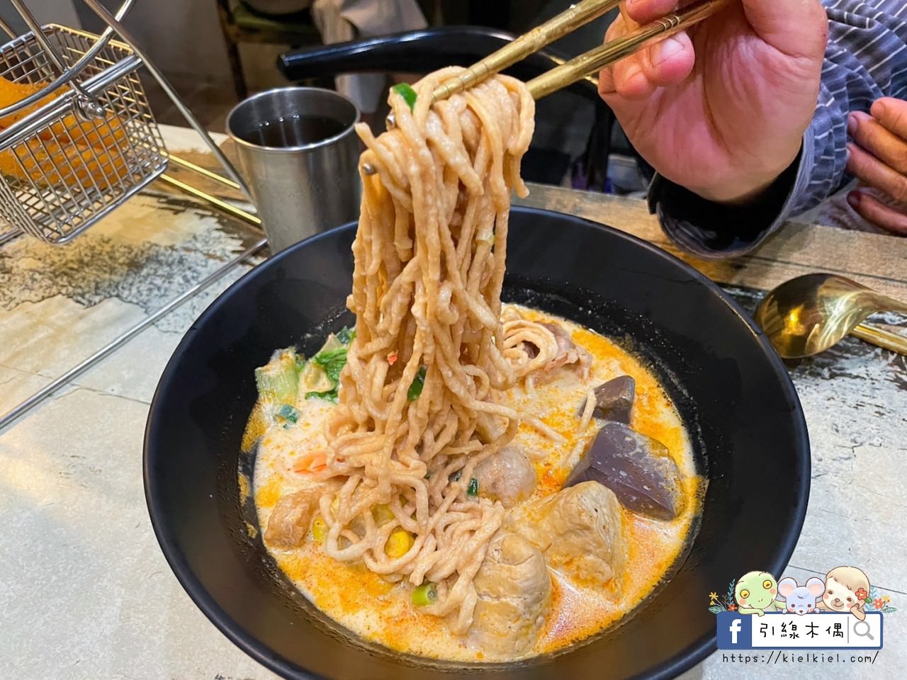 【嘉義美食】毅愘萊鍋燒-轟炸摩天輪轉轉愛，10幾種創意湯頭，麻奶鍋燒好嘴饞，百元有找的超CP價。嘉義IN89美食、文化夜市美食。
