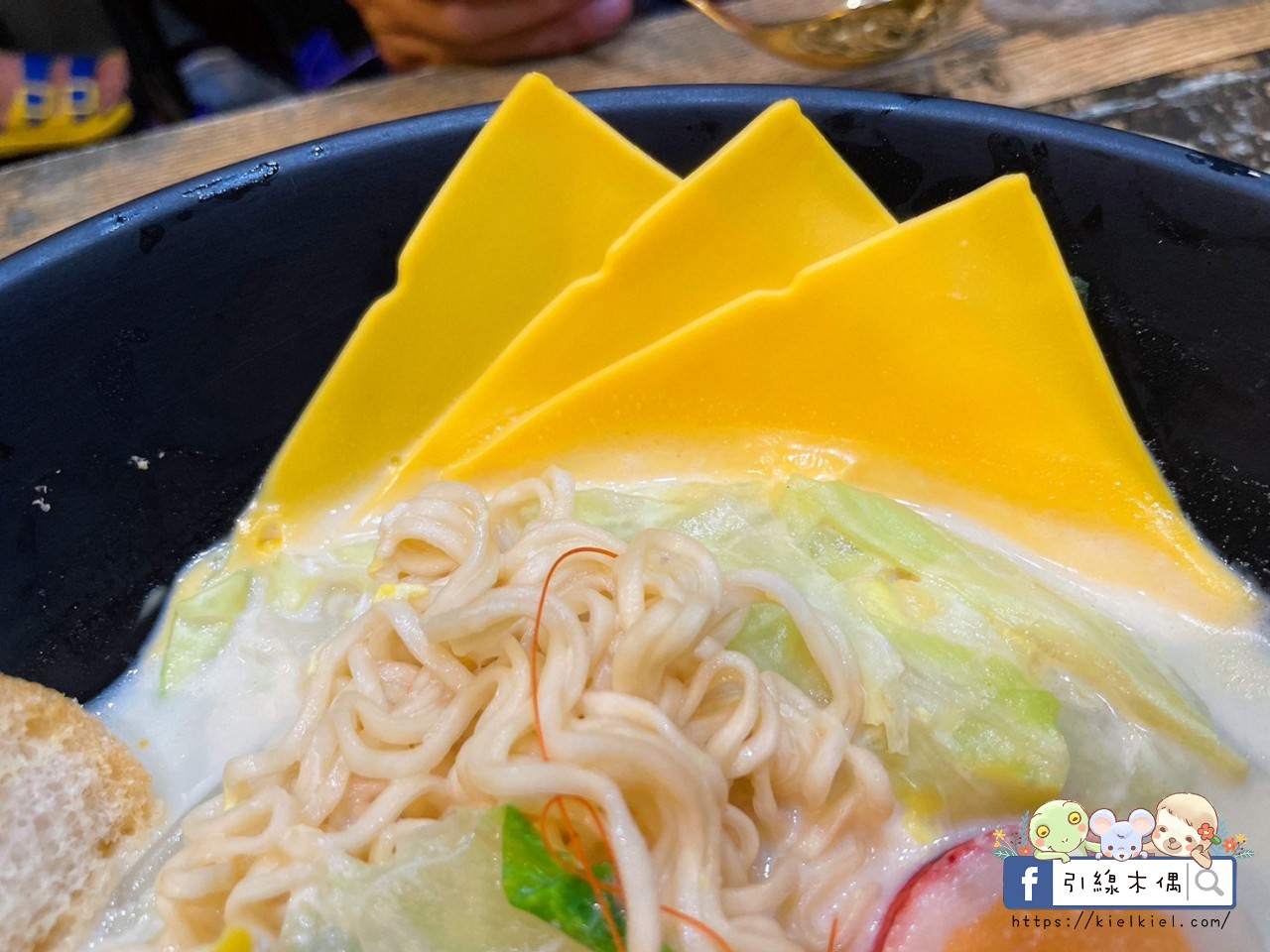 【嘉義美食】毅愘萊鍋燒-轟炸摩天輪轉轉愛，10幾種創意湯頭，麻奶鍋燒好嘴饞，百元有找的超CP價。嘉義IN89美食、文化夜市美食。
