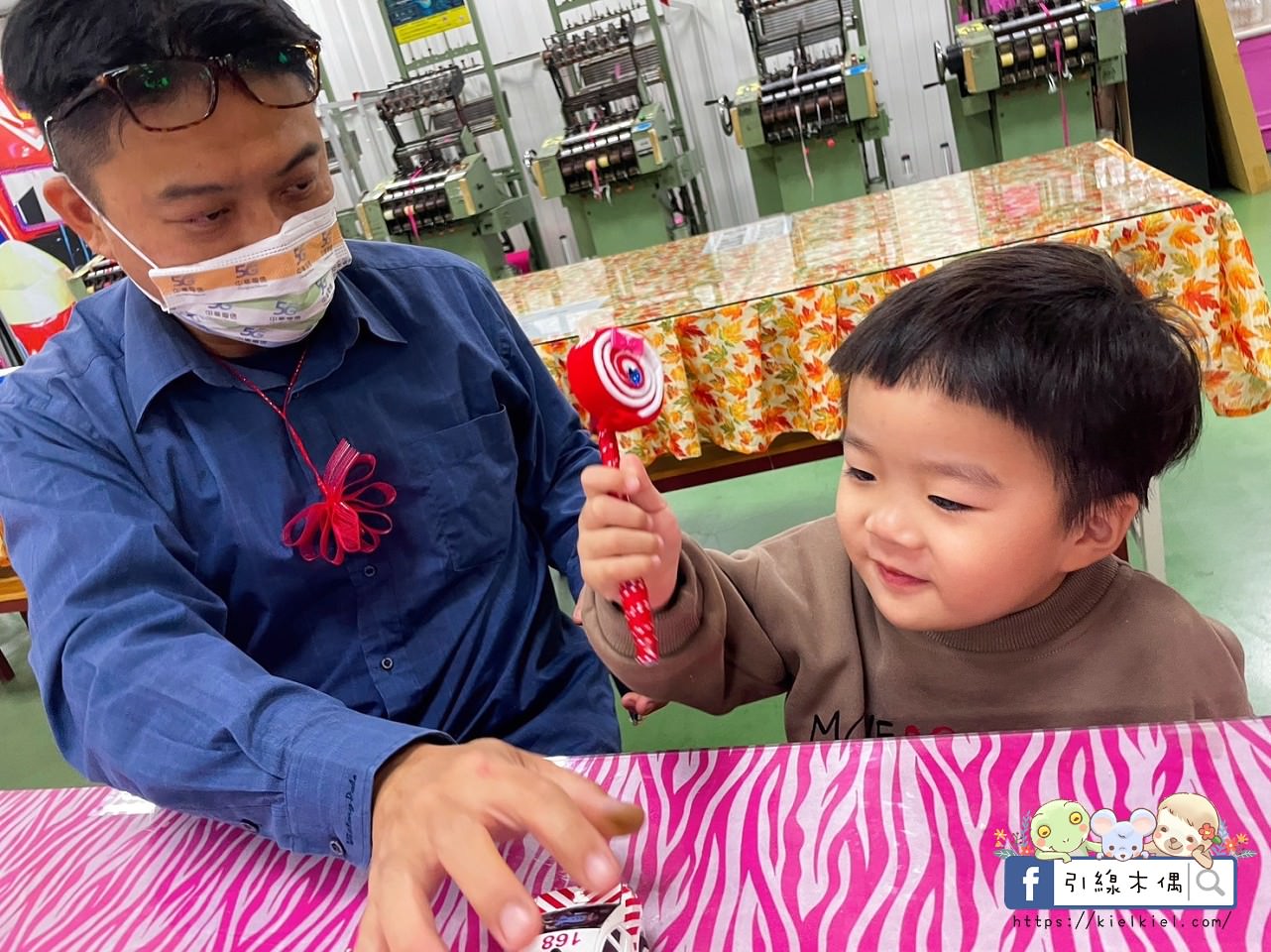 【彰化景點】緞帶王觀光工廠，免費紮綁你的夢！免門票還送DIY緞帶與染色，緞帶巨型機器人，彩虹步道玩古早童玩，織帶製造現場看，7萬種華麗緞帶博物館與創意恐龍卡通作品，美食街小吃多樣選，好吃好玩一整天。