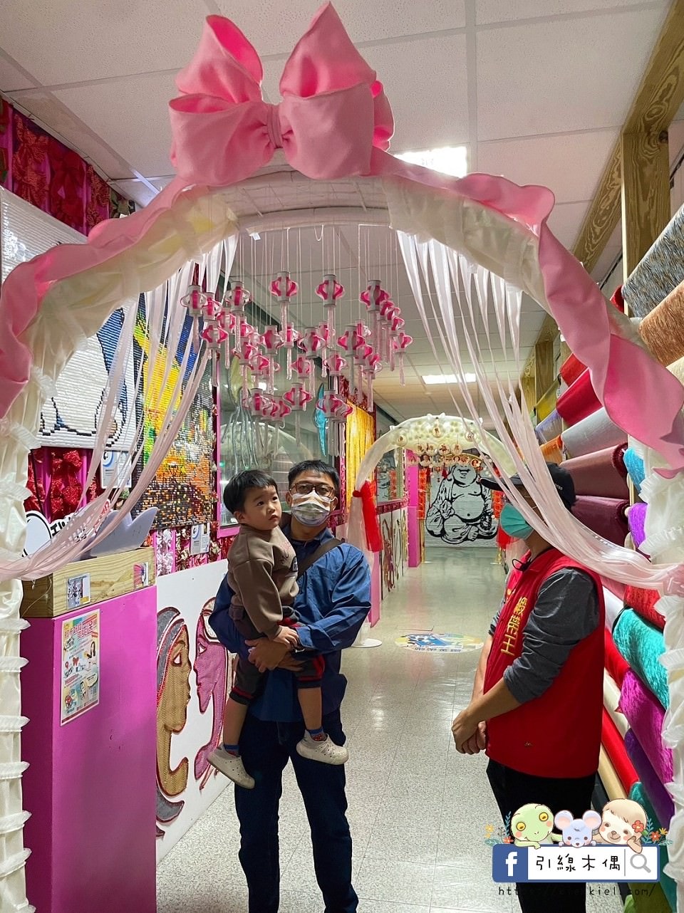 【彰化景點】緞帶王觀光工廠，免費紮綁你的夢！免門票還送DIY緞帶與染色，緞帶巨型機器人，彩虹步道玩古早童玩，織帶製造現場看，7萬種華麗緞帶博物館與創意恐龍卡通作品，美食街小吃多樣選，好吃好玩一整天。
