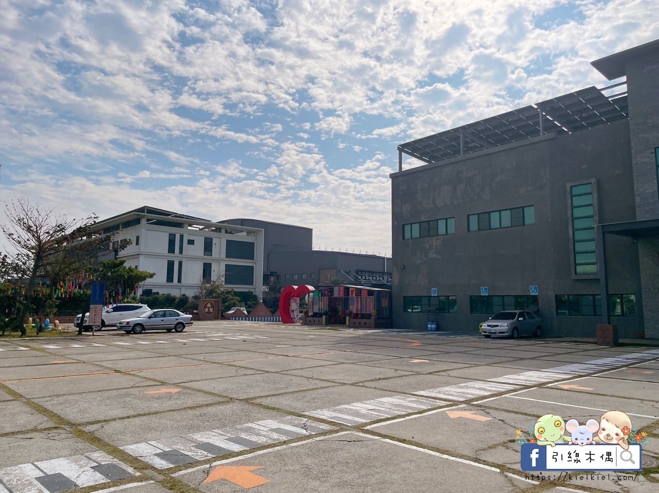 【彰化景點】緞帶王觀光工廠，免費紮綁你的夢！免門票還送DIY緞帶與染色，緞帶巨型機器人，彩虹步道玩古早童玩，織帶製造現場看，7萬種華麗緞帶博物館與創意恐龍卡通作品，美食街小吃多樣選，好吃好玩一整天。