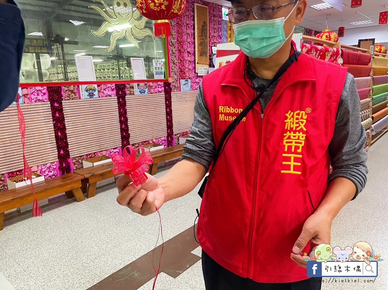 【彰化景點】緞帶王觀光工廠，免費紮綁你的夢！免門票還送DIY緞帶與染色，緞帶巨型機器人，彩虹步道玩古早童玩，織帶製造現場看，7萬種華麗緞帶博物館與創意恐龍卡通作品，美食街小吃多樣選，好吃好玩一整天。