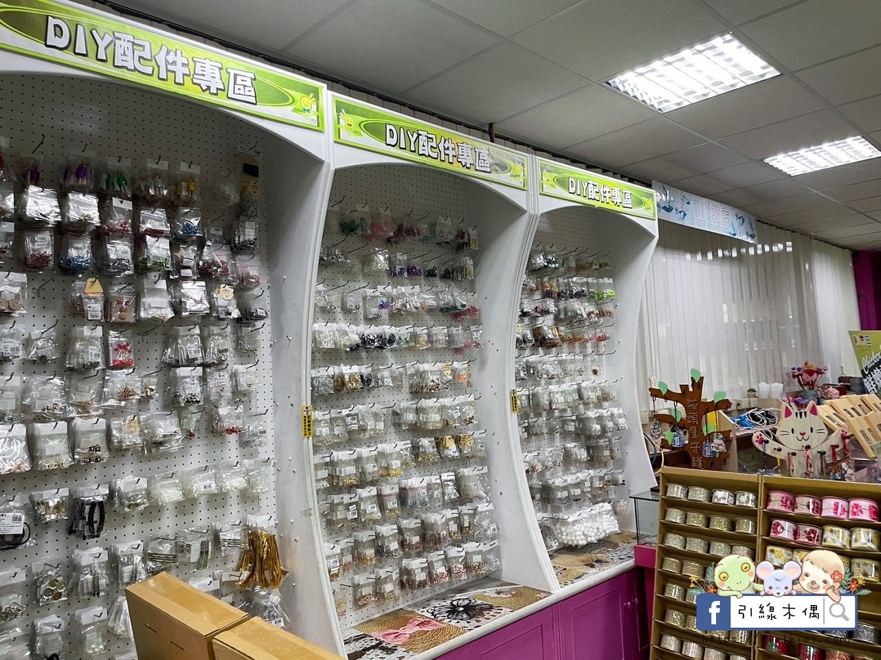 【彰化景點】緞帶王觀光工廠，免費紮綁你的夢！免門票還送DIY緞帶與染色，緞帶巨型機器人，彩虹步道玩古早童玩，織帶製造現場看，7萬種華麗緞帶博物館與創意恐龍卡通作品，美食街小吃多樣選，好吃好玩一整天。