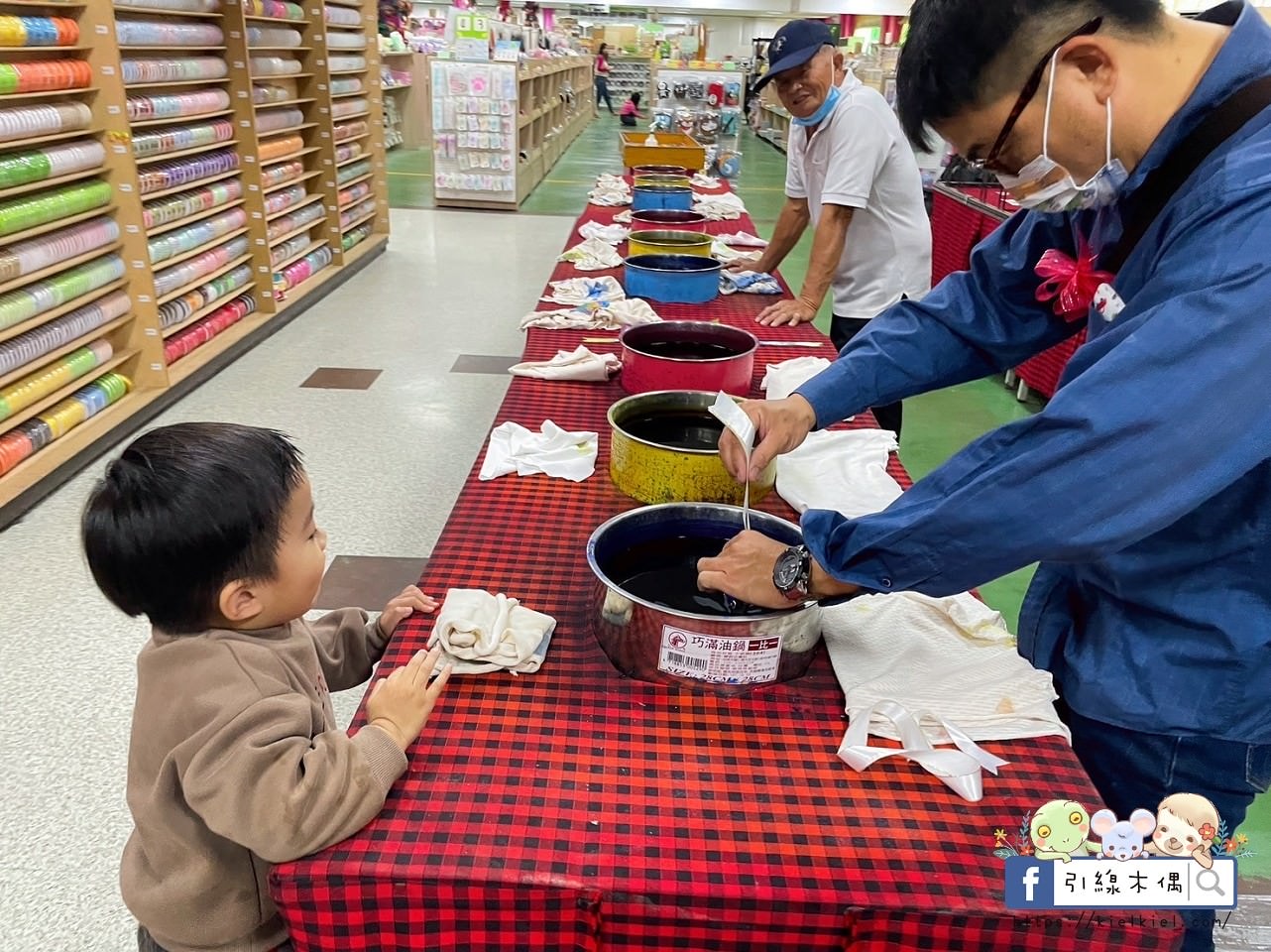 【彰化景點】緞帶王觀光工廠，免費紮綁你的夢！免門票還送DIY緞帶與染色，緞帶巨型機器人，彩虹步道玩古早童玩，織帶製造現場看，7萬種華麗緞帶博物館與創意恐龍卡通作品，美食街小吃多樣選，好吃好玩一整天。