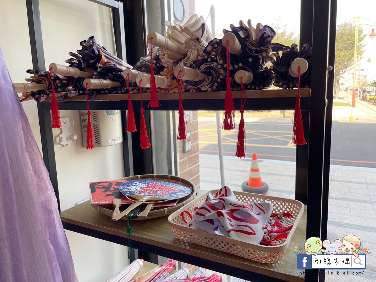 【彰化鹿港景點】塩太郎的家鹿港店-變身穿越古今吧！漢服浴衣漫遊鹿港老街，多種配件華麗戴，還有鬼滅跟恐龍裝。1