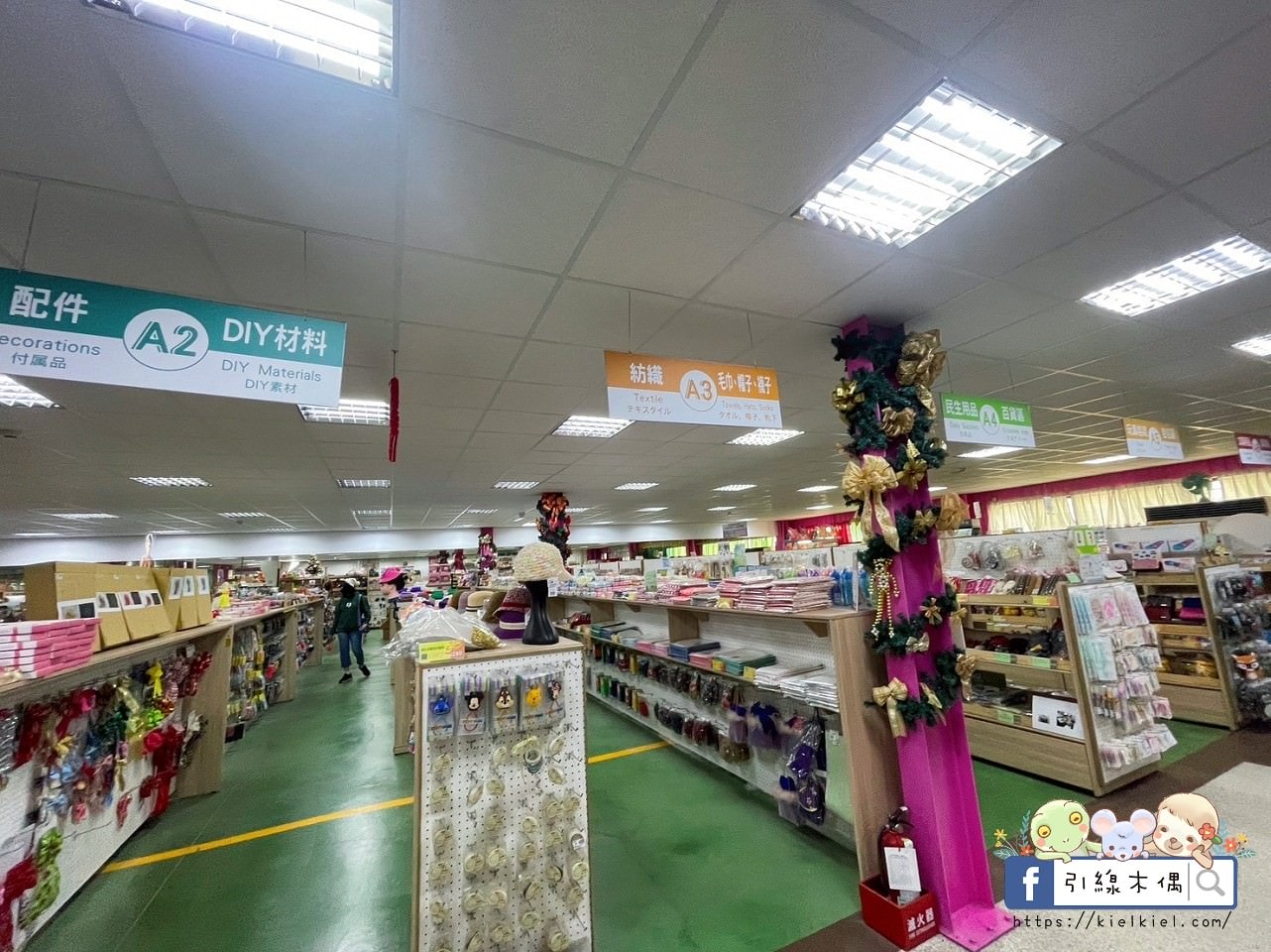 【彰化景點】緞帶王觀光工廠，免費紮綁你的夢！免門票還送DIY緞帶與染色，緞帶巨型機器人，彩虹步道玩古早童玩，織帶製造現場看，7萬種華麗緞帶博物館與創意恐龍卡通作品，美食街小吃多樣選，好吃好玩一整天。