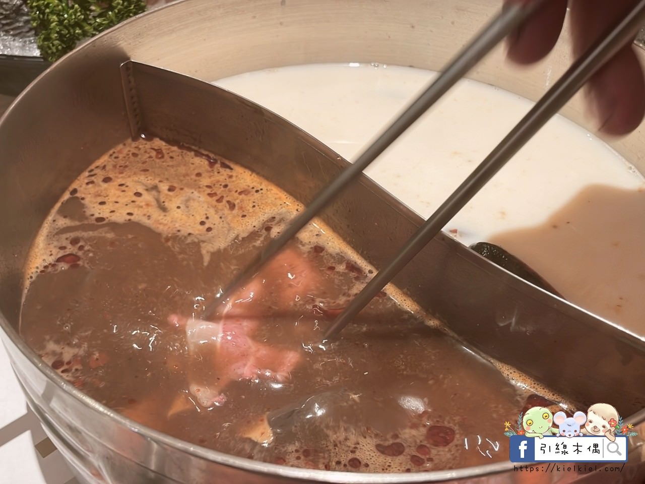 【嘉義美食】橘子火鍋嘉義店-麻辣到你心坎,濃郁牛奶鴛鴦纏,任何湯底不加價,自助吧吃到飽,飲料小菜冰淇淋甜點多,寬敞空間與包廂。南部最強麻辣火鍋。 - 第56張圖 【嘉義美食】橘子火鍋嘉義店-麻辣到你心坎,濃郁牛奶鴛鴦纏,任何湯底不加價,自助吧吃到飽,飲料小菜冰淇淋甜點多,寬敞空間與包廂。南部最強麻辣火鍋。