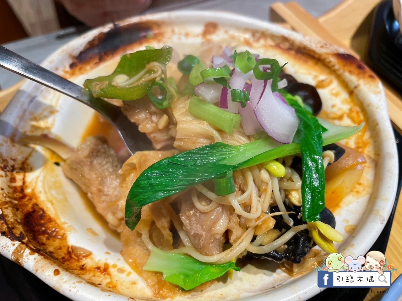 【嘉義美食】小卒砂鍋雞米飯嘉義民生店-白飯殺手，重口味的嗆辣香。