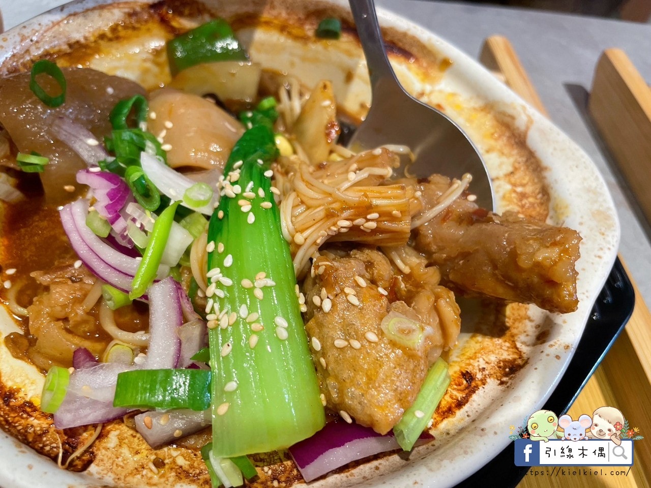 【嘉義美食】小卒砂鍋雞米飯嘉義民生店-白飯殺手，重口味的嗆辣香。