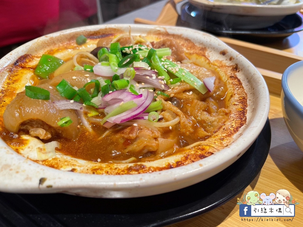 【嘉義美食】小卒砂鍋雞米飯嘉義民生店-白飯殺手，重口味的嗆辣香。