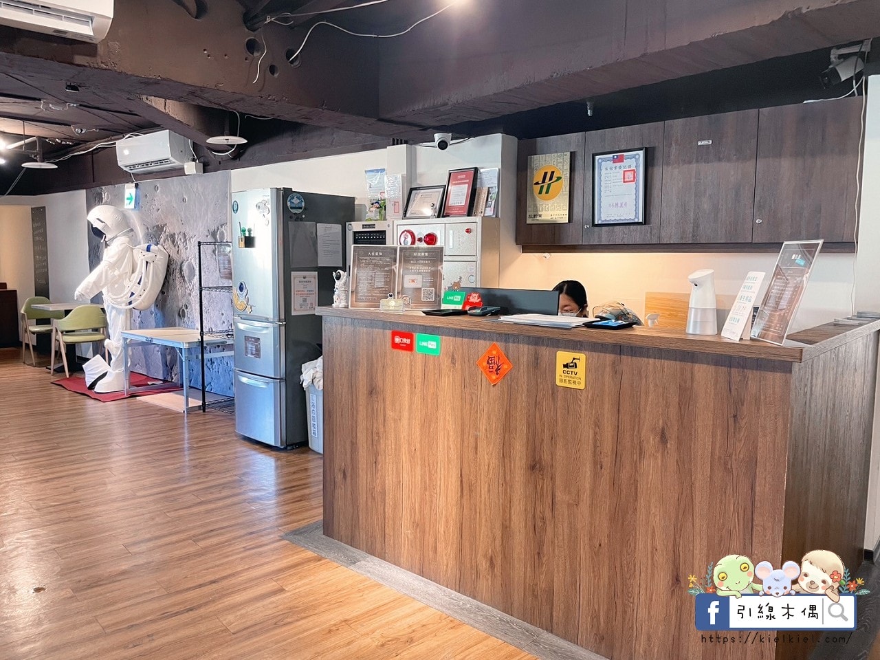 【台中住宿】沐品居太空旅棧  -這顆膠囊很厲害，五百有找超佛價，從台中車站2分鐘直達太空，融合太空美學與背包客浪漫新誕生。