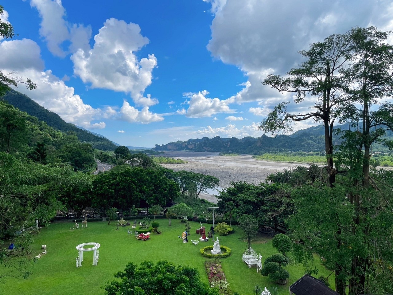 假日玩翻高雄!在自然中緩步,超值一泊二食!《扇平山莊》遠眺十八羅漢山,歐風木屋、兒童樂園、大人小孩都愛的高雄秘境!靜享遠山與時光流動的溫柔。 - 第70張圖 假日玩翻高雄!在自然中緩步,超值一泊二食!《扇平山莊》遠眺十八羅漢山,歐風木屋、兒童樂園、大人小孩都愛的高雄秘境!靜享遠山與時光流動的溫柔。