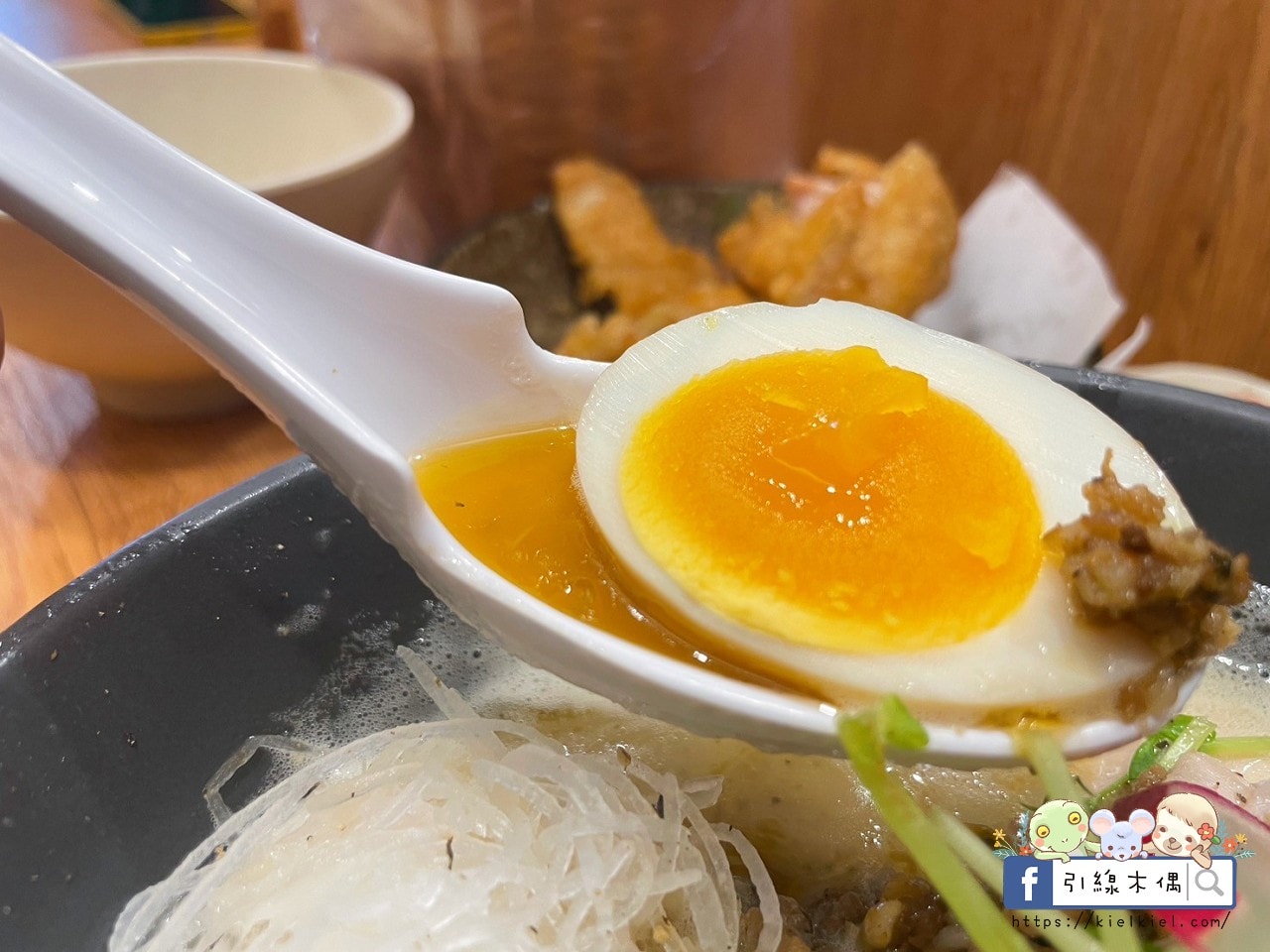 嘉義巷口的秘密：美食新指標！《將屋拉麵》的爆濃「泡系雞白湯」，舒肥叉燒與奶蓋湯頭的完美碰撞！