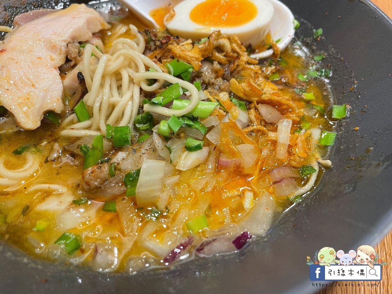 嘉義巷口的秘密：美食新指標！《將屋拉麵》的爆濃「泡系雞白湯」，舒肥叉燒與奶蓋湯頭的完美碰撞！