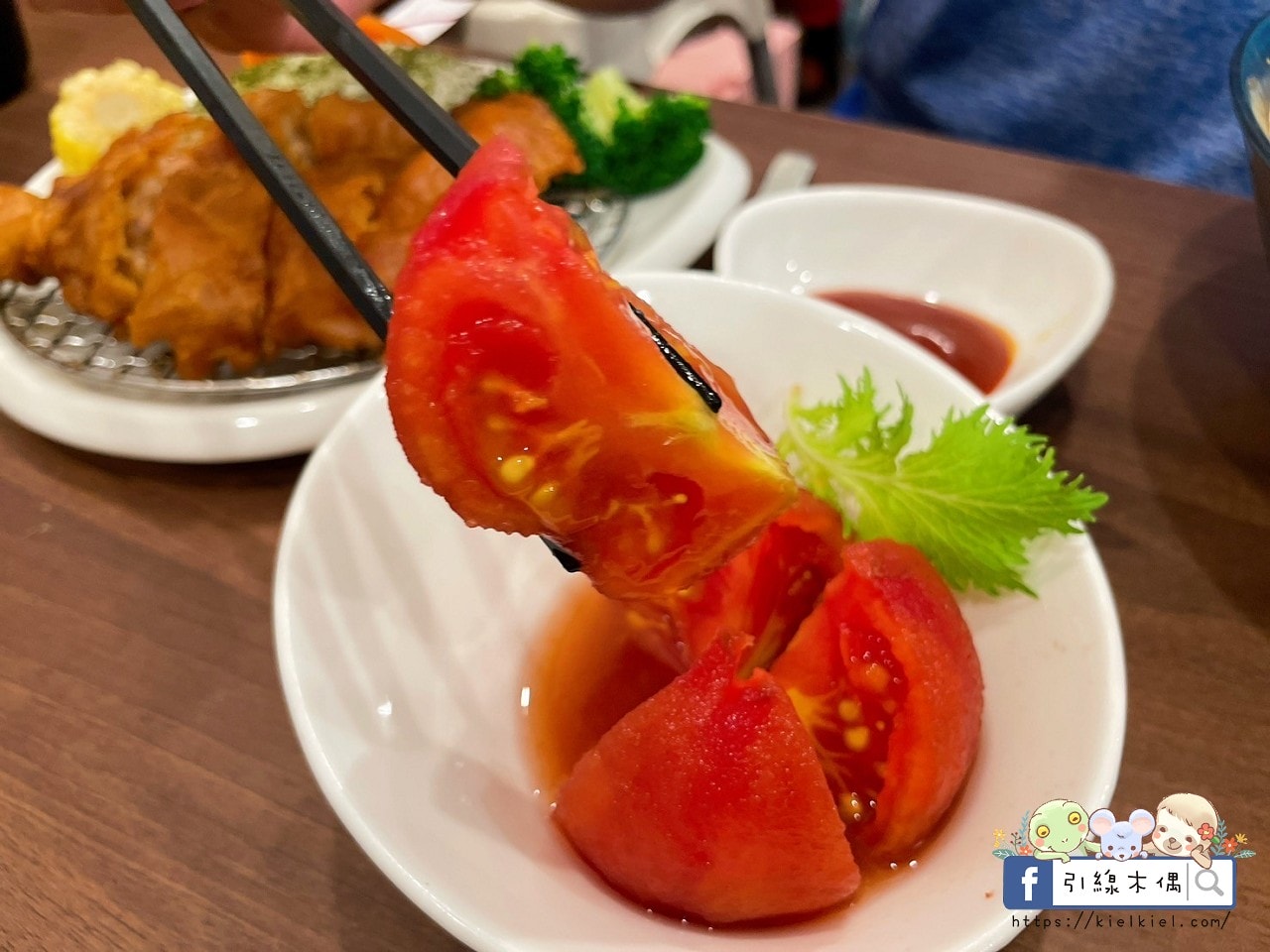 嘉義檜意森活村旁隱藏美食《熊富手打烏龍麵館》，Q彈手打烏龍麵配上濃郁湯頭，還有免費飲料暢飲。吃一碗暖心麵，再漫步阿里山森林鐵路，享受獨特文青風情。