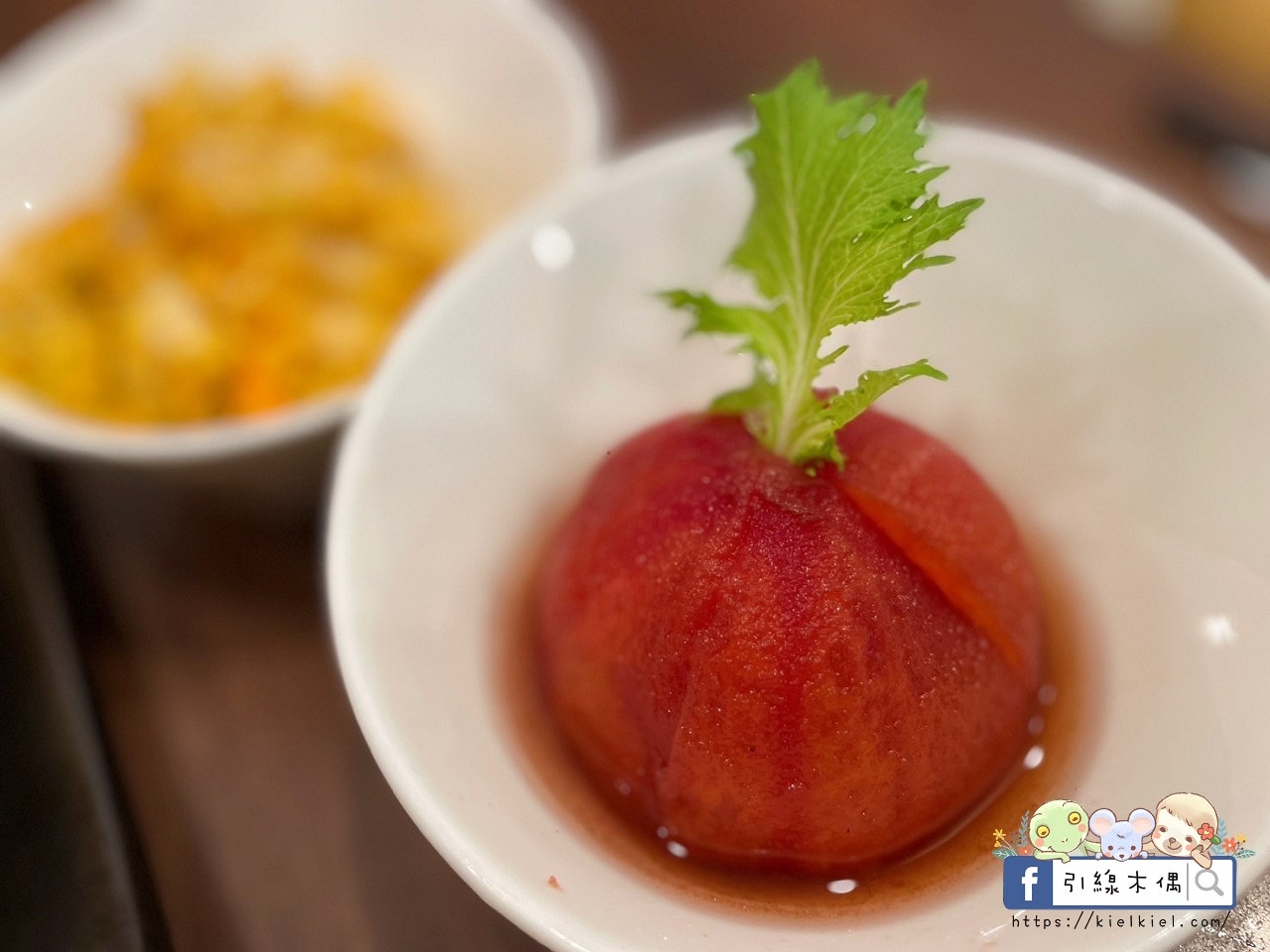 嘉義檜意森活村旁隱藏美食《熊富手打烏龍麵館》，Q彈手打烏龍麵配上濃郁湯頭，還有免費飲料暢飲。吃一碗暖心麵，再漫步阿里山森林鐵路，享受獨特文青風情。