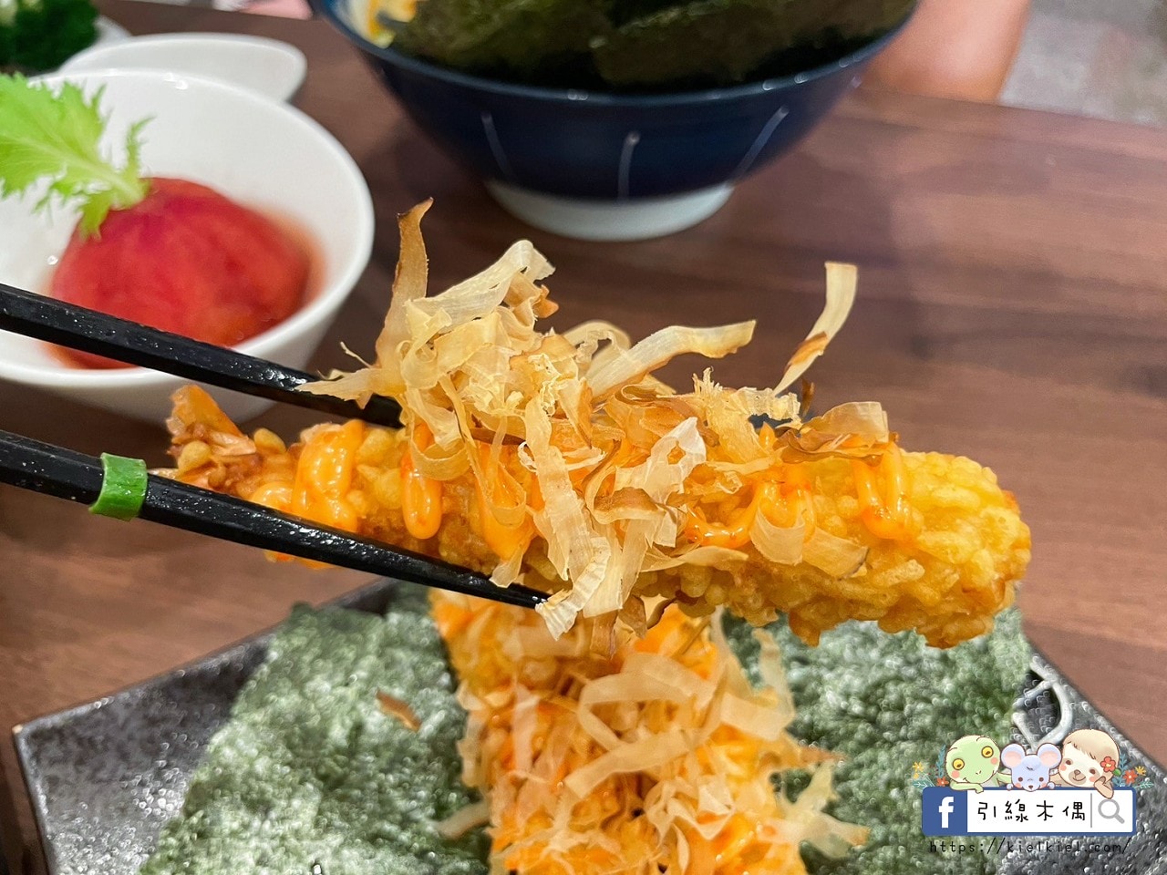 嘉義檜意森活村旁隱藏美食《熊富手打烏龍麵館》，Q彈手打烏龍麵配上濃郁湯頭，還有免費飲料暢飲。吃一碗暖心麵，再漫步阿里山森林鐵路，享受獨特文青風情。