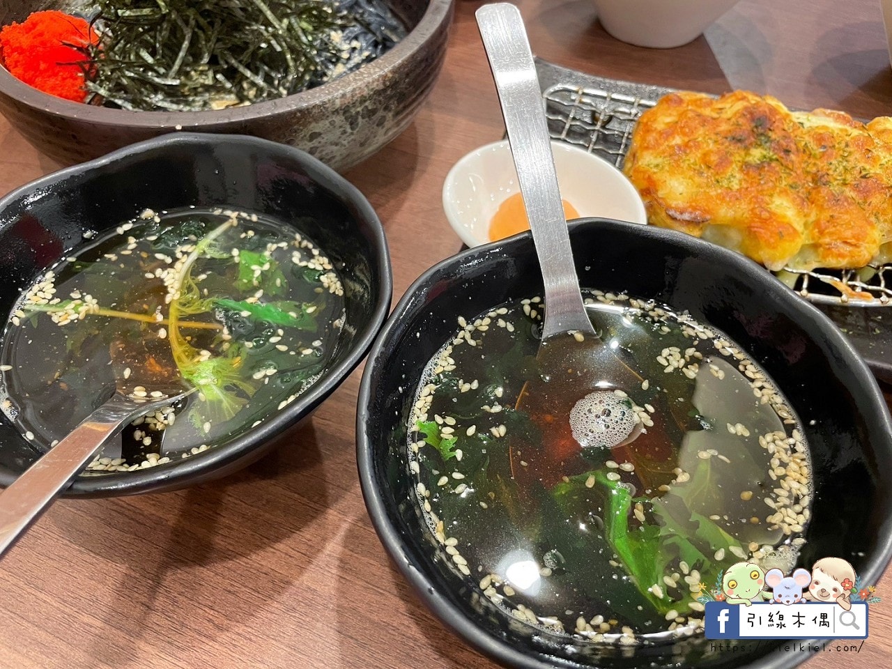 嘉義檜意森活村旁隱藏美食《熊富手打烏龍麵館》，Q彈手打烏龍麵配上濃郁湯頭，還有免費飲料暢飲。吃一碗暖心麵，再漫步阿里山森林鐵路，享受獨特文青風情。