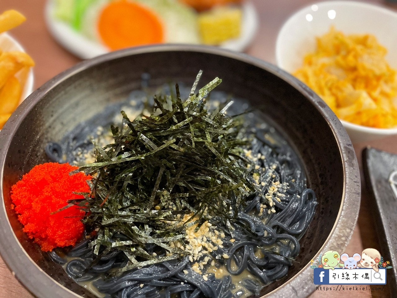 嘉義檜意森活村旁隱藏美食《熊富手打烏龍麵館》，Q彈手打烏龍麵配上濃郁湯頭，還有免費飲料暢飲。吃一碗暖心麵，再漫步阿里山森林鐵路，享受獨特文青風情。