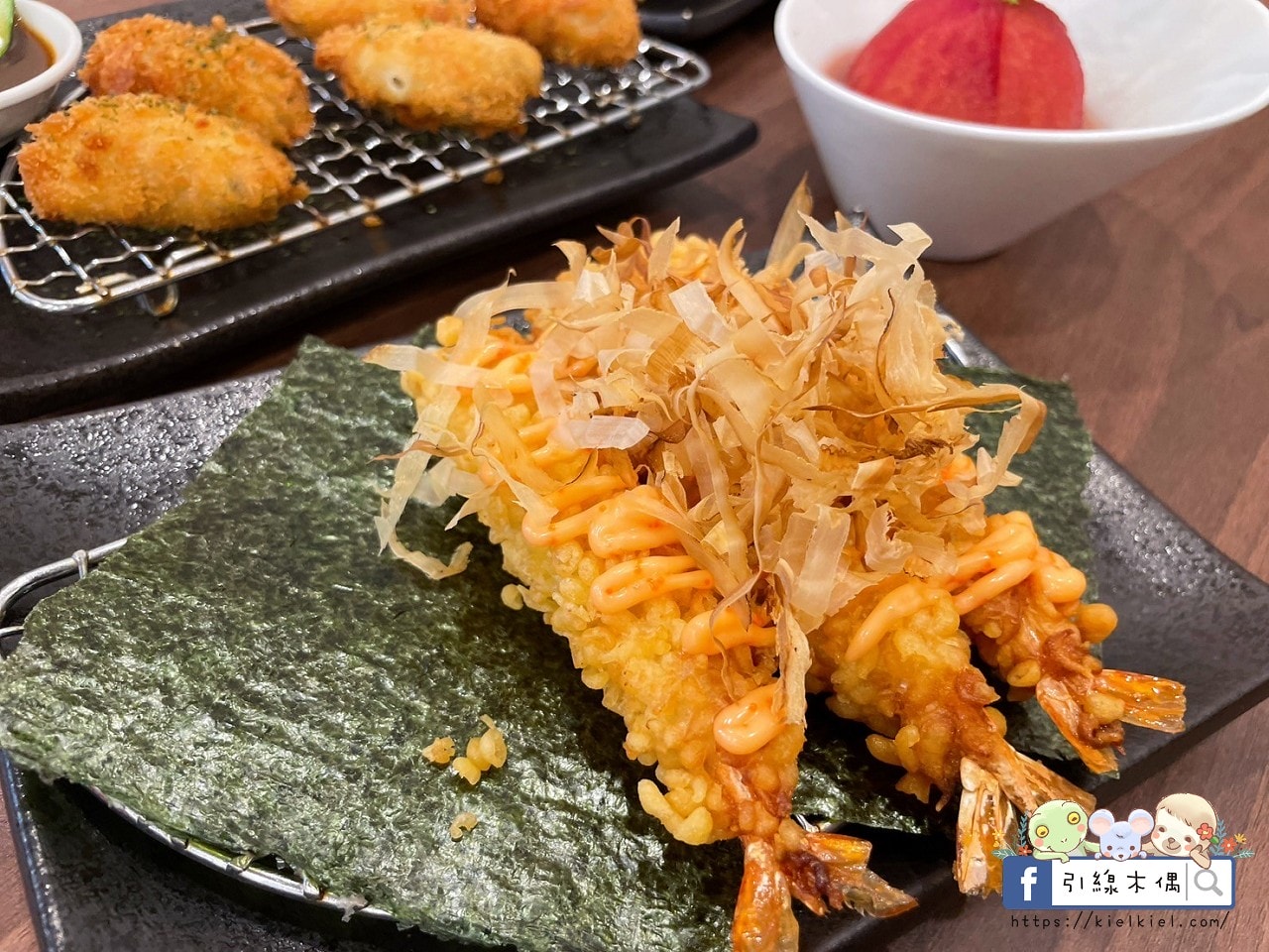 嘉義檜意森活村旁隱藏美食《熊富手打烏龍麵館》，Q彈手打烏龍麵配上濃郁湯頭，還有免費飲料暢飲。吃一碗暖心麵，再漫步阿里山森林鐵路，享受獨特文青風情。