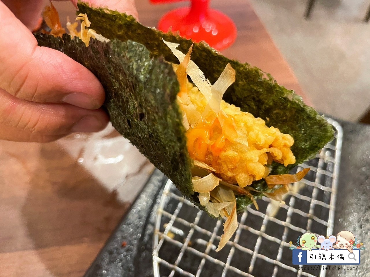 嘉義檜意森活村旁隱藏美食《熊富手打烏龍麵館》，Q彈手打烏龍麵配上濃郁湯頭，還有免費飲料暢飲。吃一碗暖心麵，再漫步阿里山森林鐵路，享受獨特文青風情。