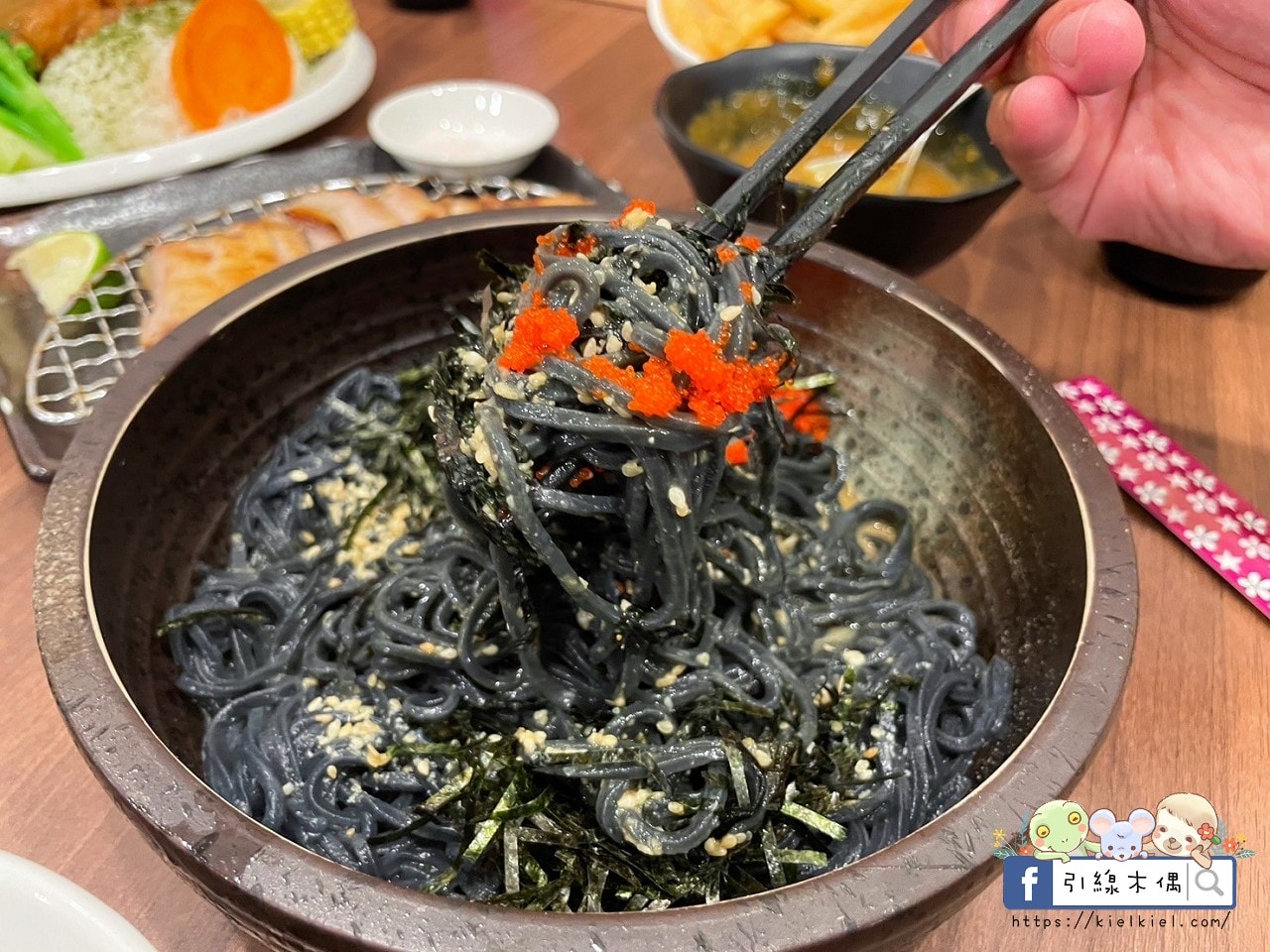 嘉義檜意森活村旁隱藏美食《熊富手打烏龍麵館》，Q彈手打烏龍麵配上濃郁湯頭，還有免費飲料暢飲。吃一碗暖心麵，再漫步阿里山森林鐵路，享受獨特文青風情。