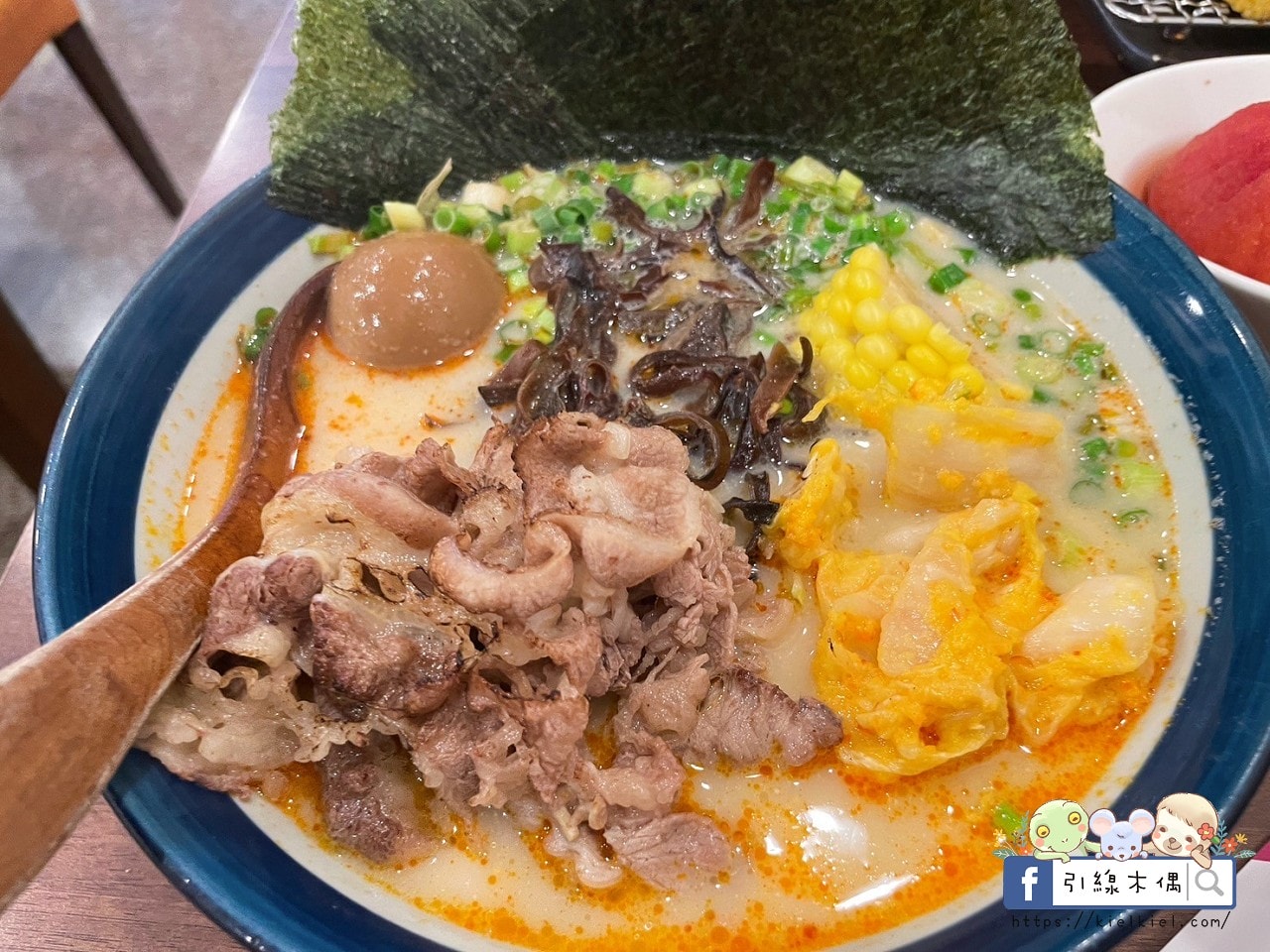 嘉義檜意森活村旁隱藏美食《熊富手打烏龍麵館》，Q彈手打烏龍麵配上濃郁湯頭，還有免費飲料暢飲。吃一碗暖心麵，再漫步阿里山森林鐵路，享受獨特文青風情。