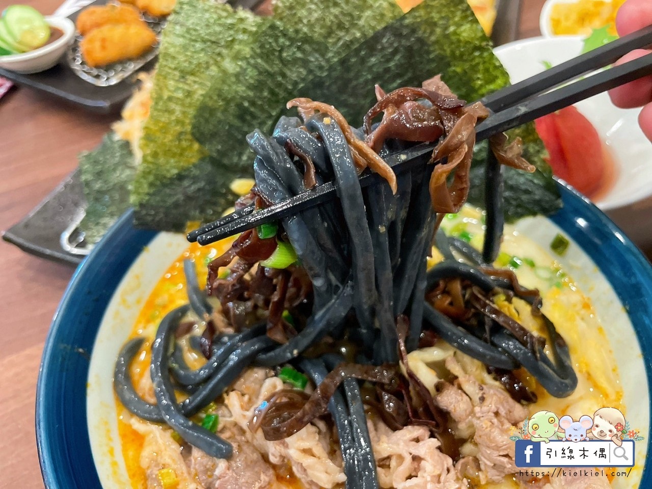 嘉義檜意森活村旁隱藏美食《熊富手打烏龍麵館》，Q彈手打烏龍麵配上濃郁湯頭，還有免費飲料暢飲。吃一碗暖心麵，再漫步阿里山森林鐵路，享受獨特文青風情。