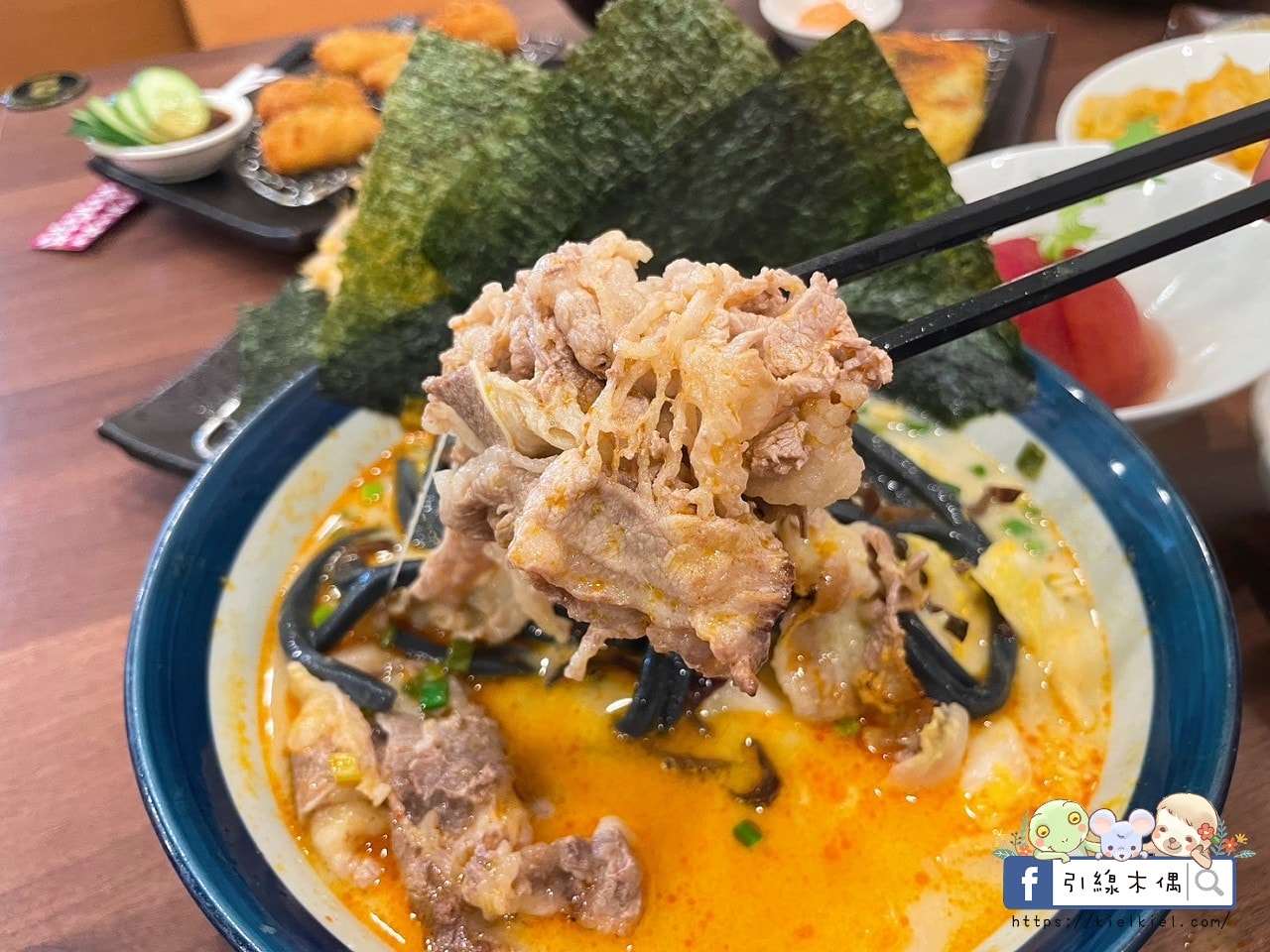 嘉義檜意森活村旁隱藏美食《熊富手打烏龍麵館》，Q彈手打烏龍麵配上濃郁湯頭，還有免費飲料暢飲。吃一碗暖心麵，再漫步阿里山森林鐵路，享受獨特文青風情。
