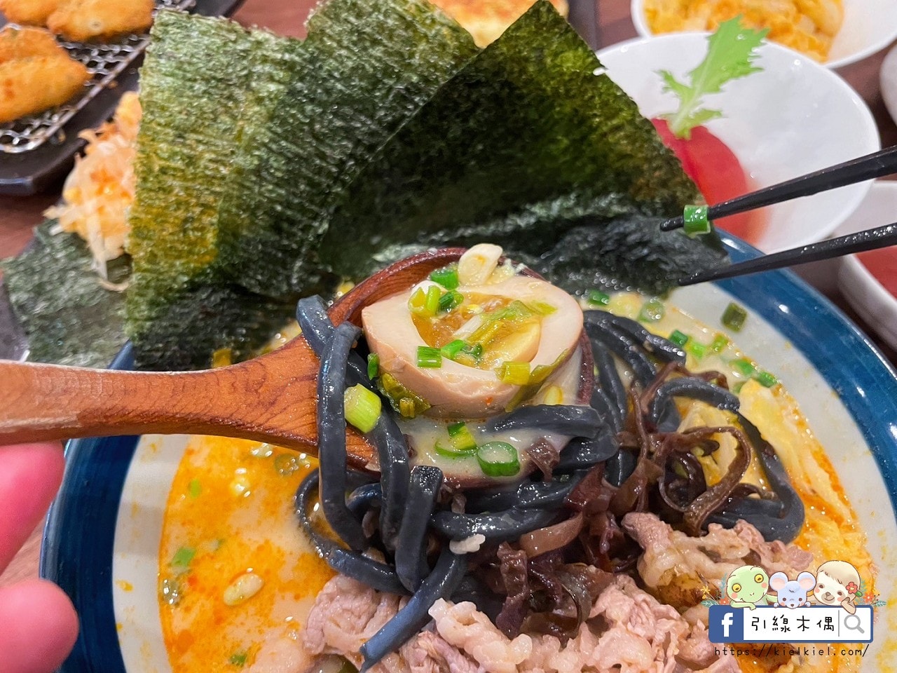 嘉義檜意森活村旁隱藏美食《熊富手打烏龍麵館》，Q彈手打烏龍麵配上濃郁湯頭，還有免費飲料暢飲。吃一碗暖心麵，再漫步阿里山森林鐵路，享受獨特文青風情。