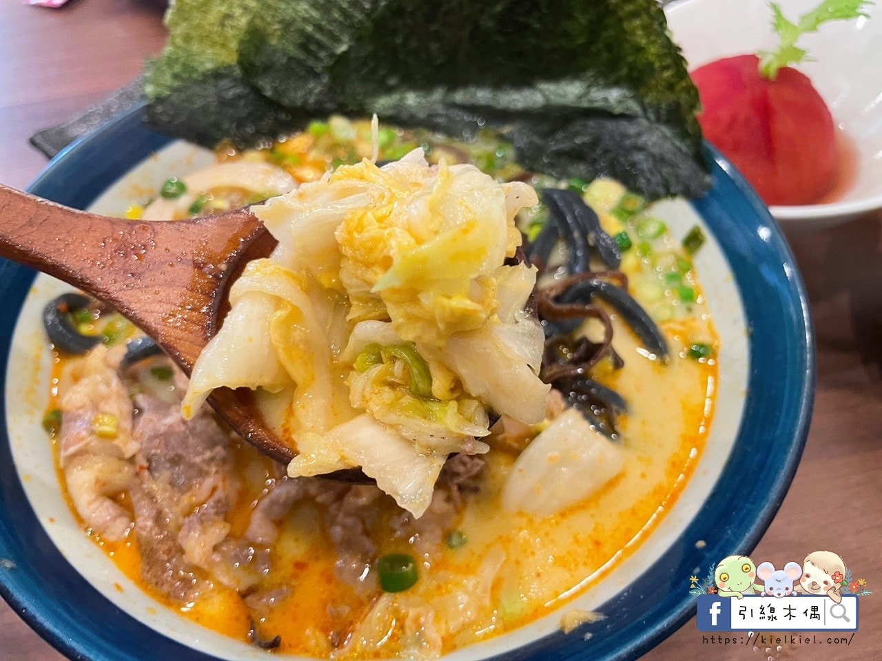 嘉義檜意森活村旁隱藏美食《熊富手打烏龍麵館》，Q彈手打烏龍麵配上濃郁湯頭，還有免費飲料暢飲。吃一碗暖心麵，再漫步阿里山森林鐵路，享受獨特文青風情。