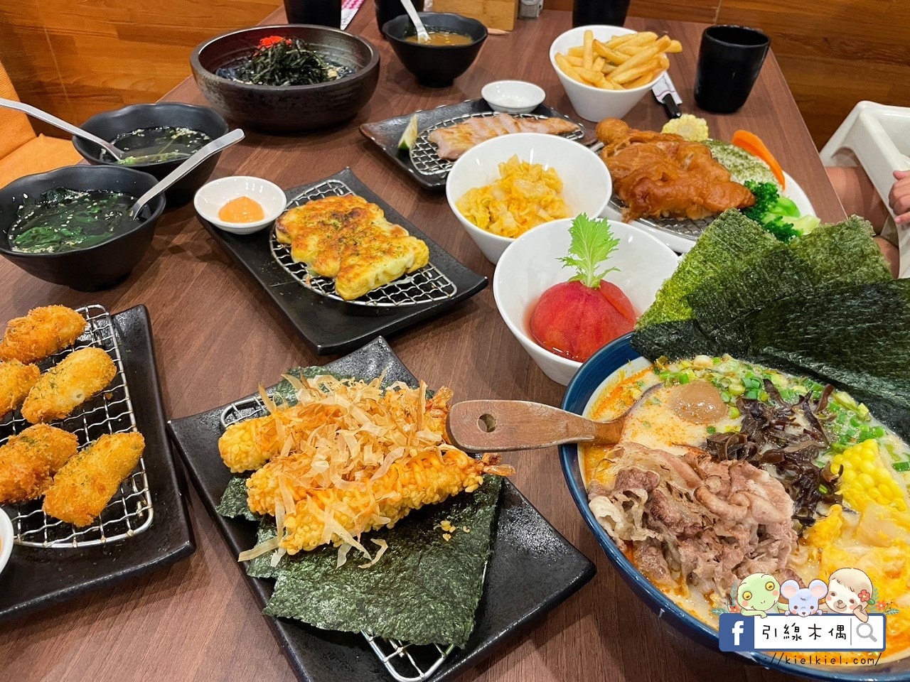 嘉義檜意森活村旁隱藏美食《熊富手打烏龍麵館》，Q彈手打烏龍麵配上濃郁湯頭，還有免費飲料暢飲。吃一碗暖心麵，再漫步阿里山森林鐵路，享受獨特文青風情。