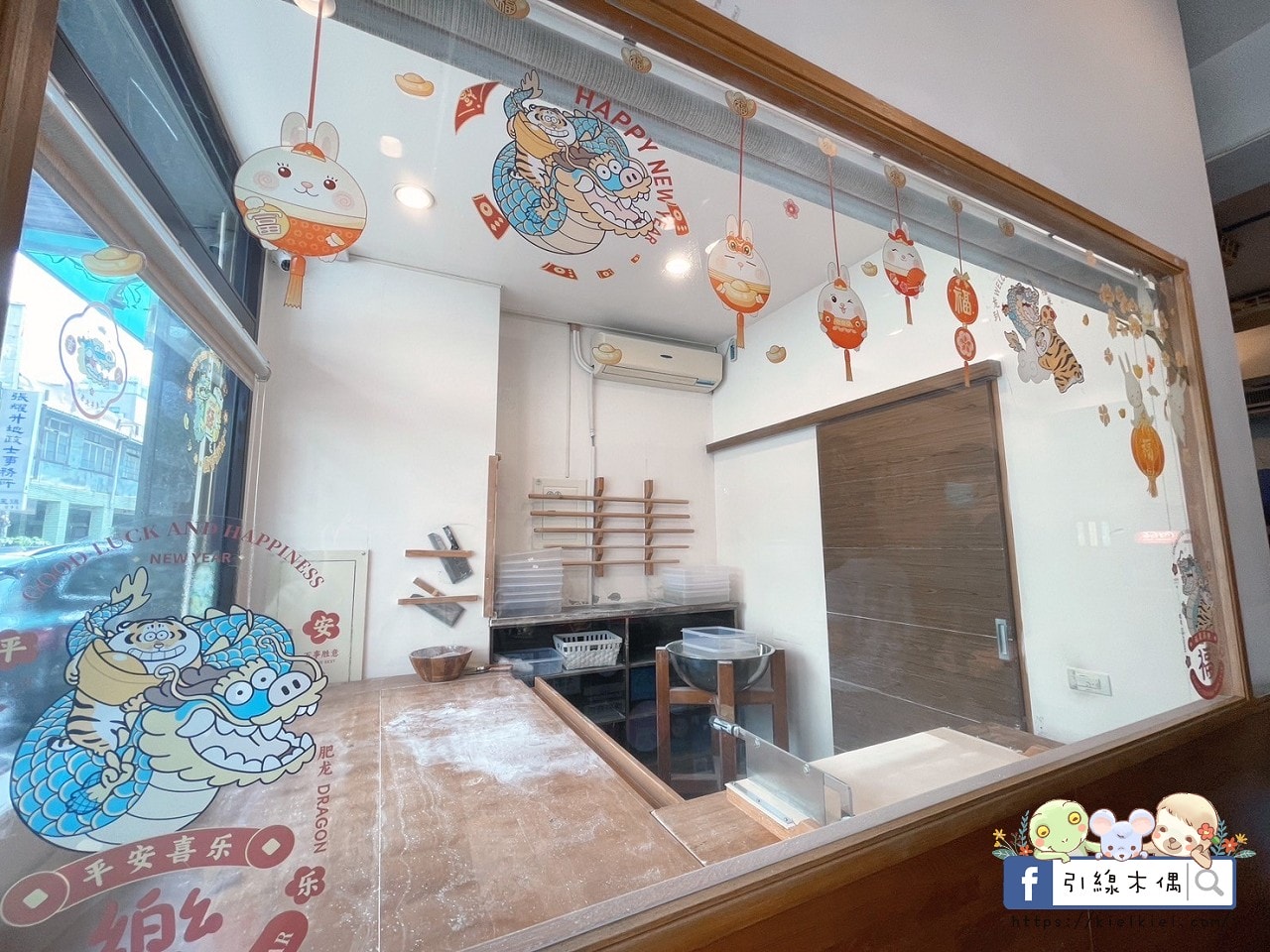 嘉義檜意森活村旁隱藏美食《熊富手打烏龍麵館》，Q彈手打烏龍麵配上濃郁湯頭，還有免費飲料暢飲。吃一碗暖心麵，再漫步阿里山森林鐵路，享受獨特文青風情。