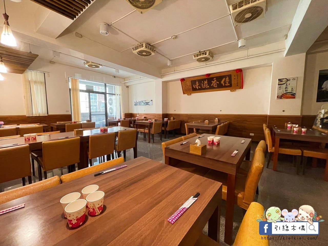 嘉義檜意森活村旁隱藏美食《熊富手打烏龍麵館》，Q彈手打烏龍麵配上濃郁湯頭，還有免費飲料暢飲。吃一碗暖心麵，再漫步阿里山森林鐵路，享受獨特文青風情。