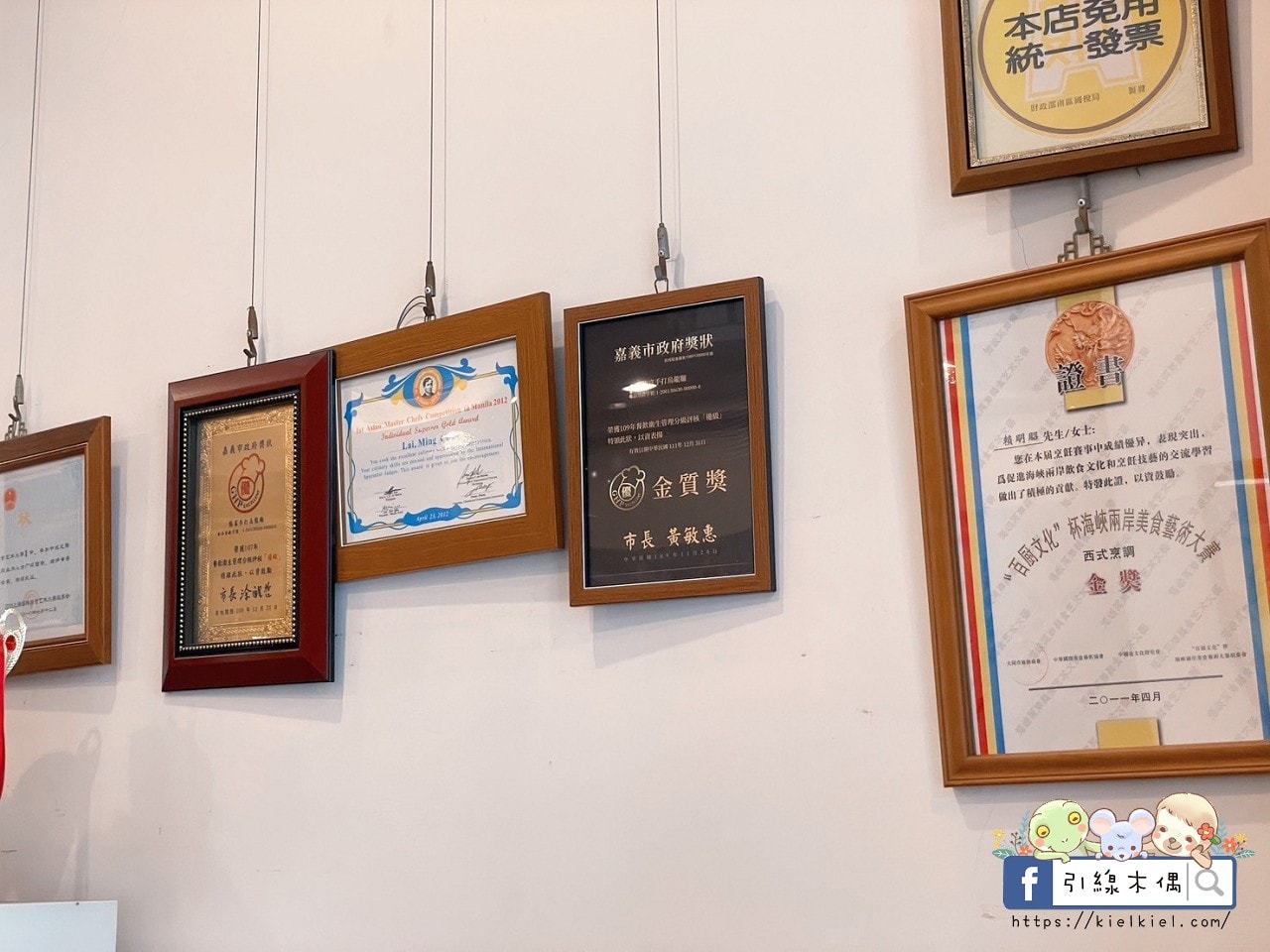 嘉義檜意森活村旁隱藏美食《熊富手打烏龍麵館》，Q彈手打烏龍麵配上濃郁湯頭，還有免費飲料暢飲。吃一碗暖心麵，再漫步阿里山森林鐵路，享受獨特文青風情。