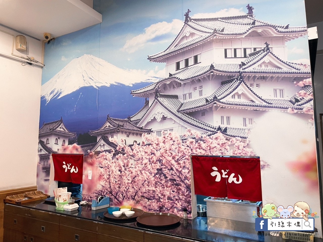 嘉義檜意森活村旁隱藏美食《熊富手打烏龍麵館》，Q彈手打烏龍麵配上濃郁湯頭，還有免費飲料暢飲。吃一碗暖心麵，再漫步阿里山森林鐵路，享受獨特文青風情。