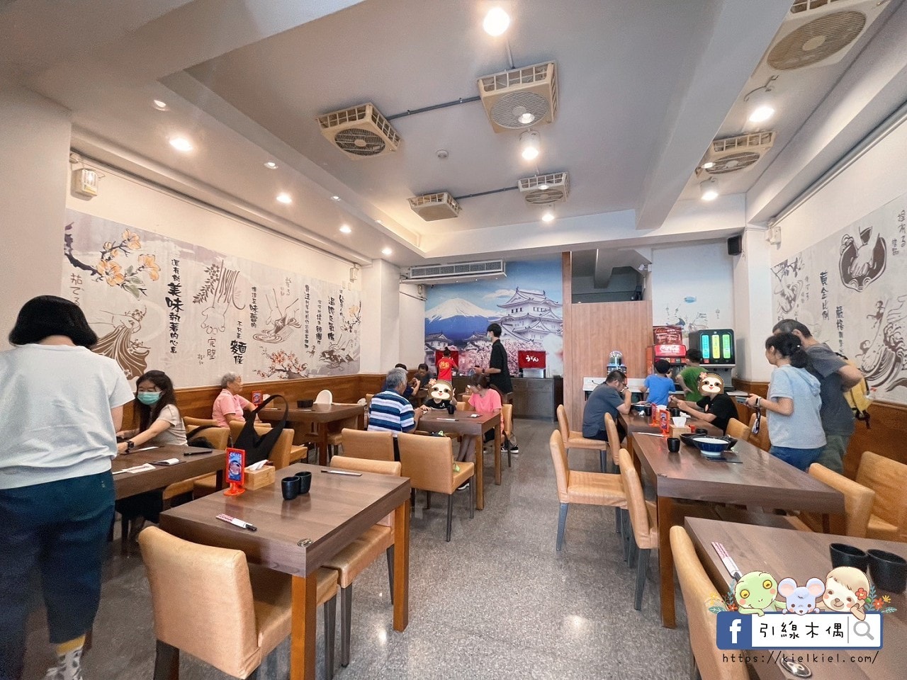 嘉義檜意森活村旁隱藏美食《熊富手打烏龍麵館》，Q彈手打烏龍麵配上濃郁湯頭，還有免費飲料暢飲。吃一碗暖心麵，再漫步阿里山森林鐵路，享受獨特文青風情。