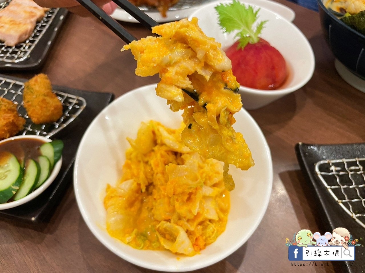嘉義檜意森活村旁隱藏美食《熊富手打烏龍麵館》，Q彈手打烏龍麵配上濃郁湯頭，還有免費飲料暢飲。吃一碗暖心麵，再漫步阿里山森林鐵路，享受獨特文青風情。