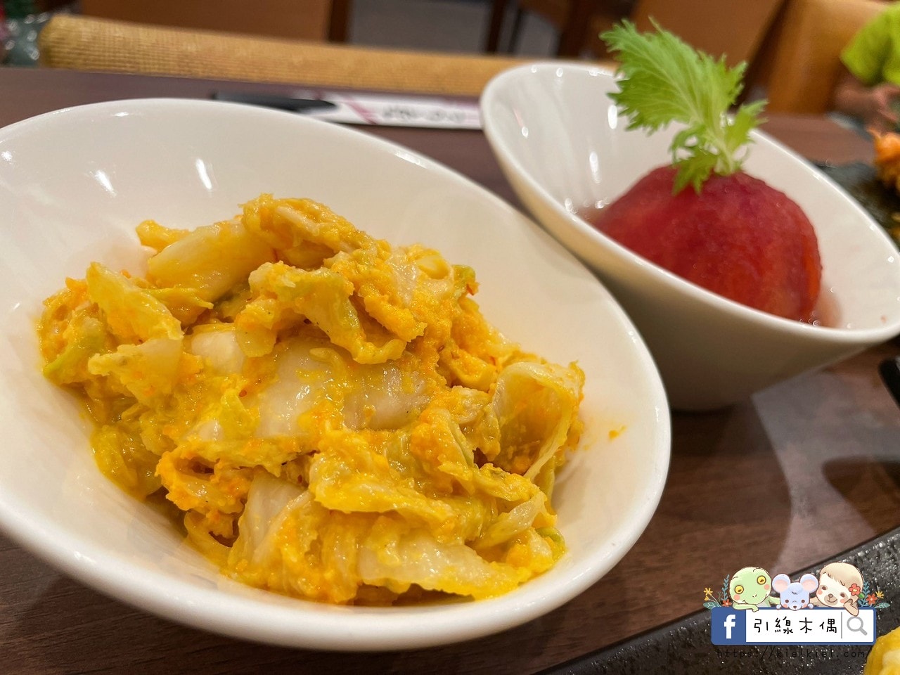 嘉義檜意森活村旁隱藏美食《熊富手打烏龍麵館》，Q彈手打烏龍麵配上濃郁湯頭，還有免費飲料暢飲。吃一碗暖心麵，再漫步阿里山森林鐵路，享受獨特文青風情。