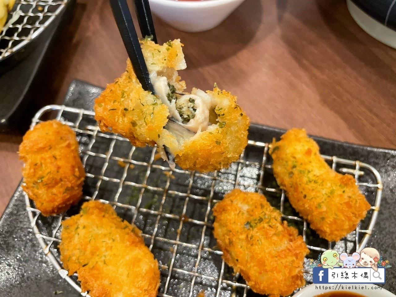 嘉義檜意森活村旁隱藏美食《熊富手打烏龍麵館》，Q彈手打烏龍麵配上濃郁湯頭，還有免費飲料暢飲。吃一碗暖心麵，再漫步阿里山森林鐵路，享受獨特文青風情。