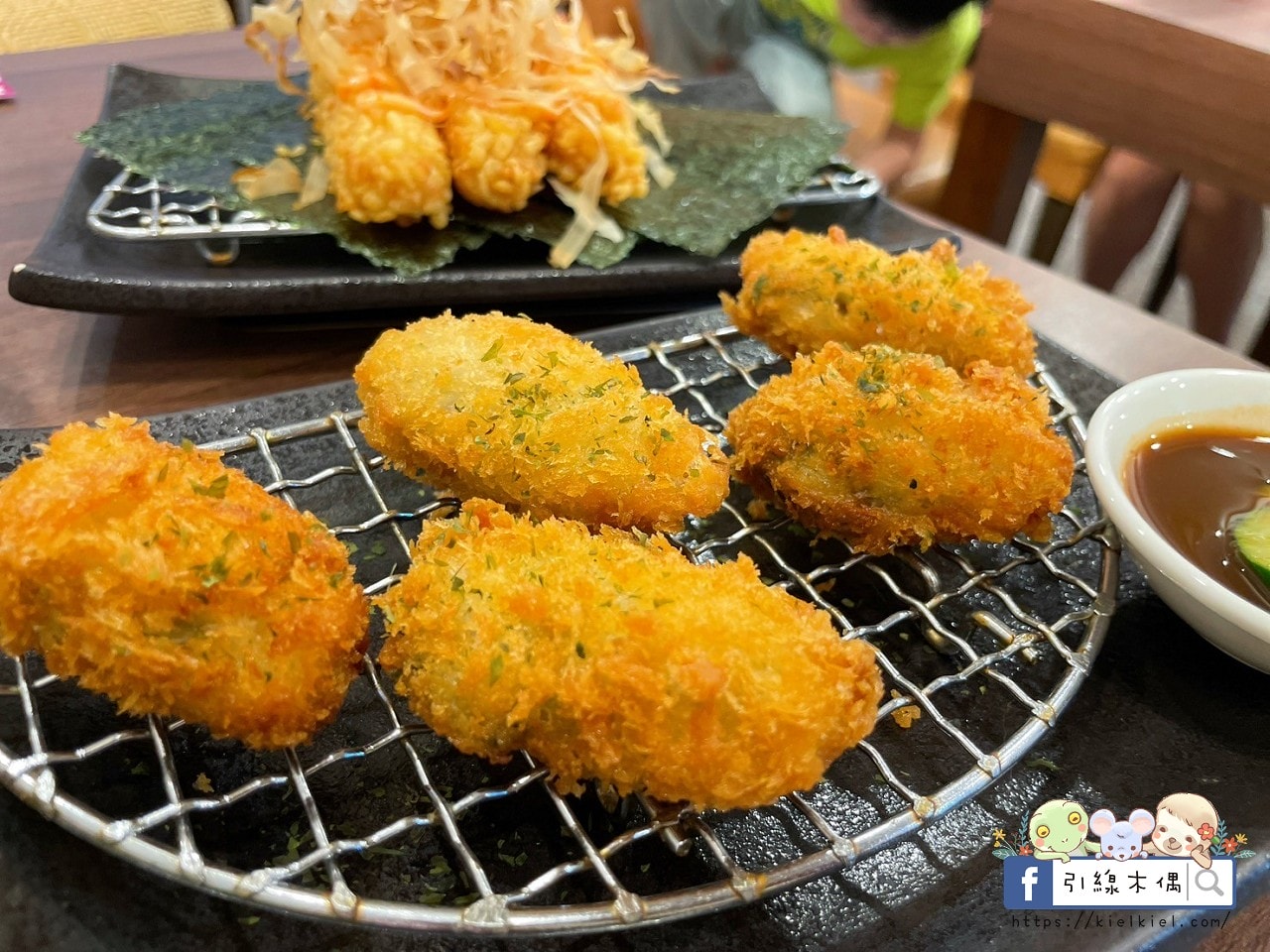 嘉義檜意森活村旁隱藏美食《熊富手打烏龍麵館》，Q彈手打烏龍麵配上濃郁湯頭，還有免費飲料暢飲。吃一碗暖心麵，再漫步阿里山森林鐵路，享受獨特文青風情。